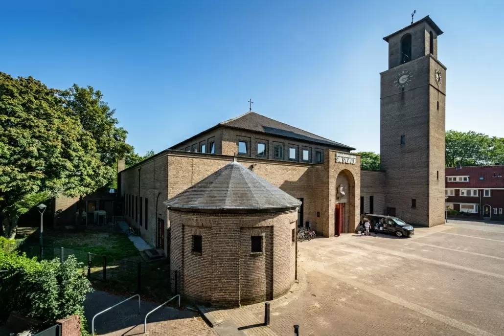 Fonkelzorg San Salvator, het kerkgebouw in Orthen